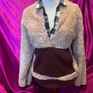 Adorable comfy unique sweater with pocket. Patch on side. Super super so…